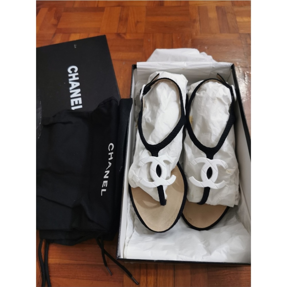 Chanel CC t strap flat t strap sandals size 35.5 size 5.5. Authentic. - Picture 2 of 10